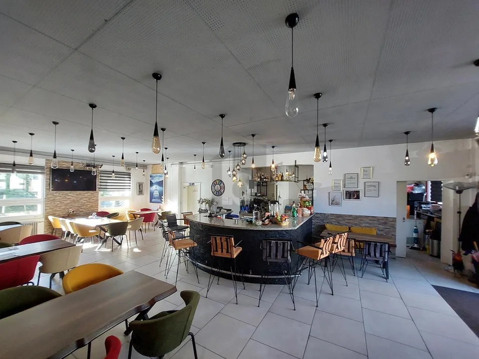 STILVOLL RENOVIERT MIT TERRASSE AN ZENTRALER LAGE!