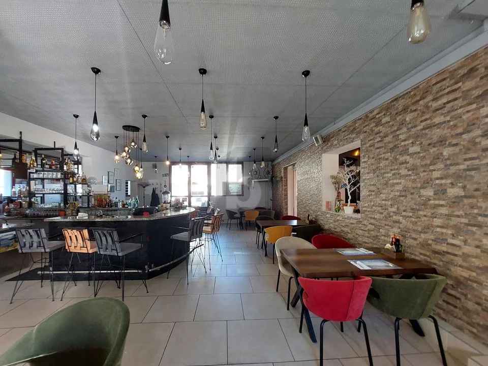 STILVOLL RENOVIERT MIT TERRASSE AN ZENTRALER LAGE!