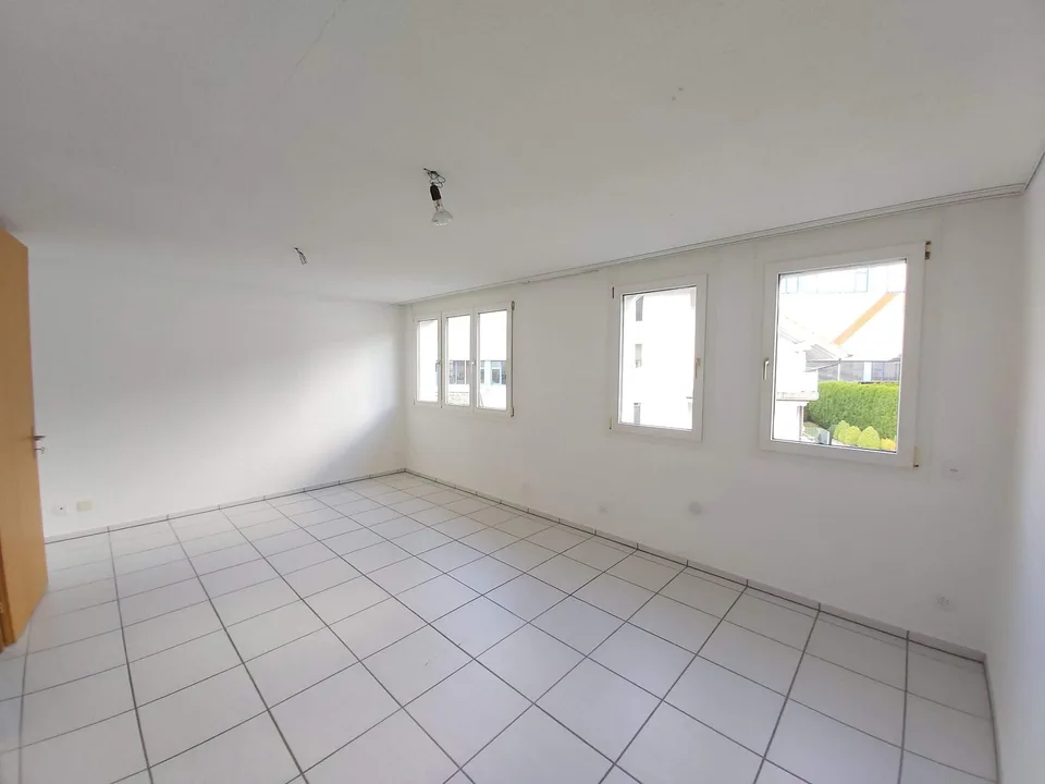 Ruhiges 6-Zimmer-Reihen-Mittel-Haus mit 2 Klimaanlagen in Goldau zu vermieten ab 1.9.2026.