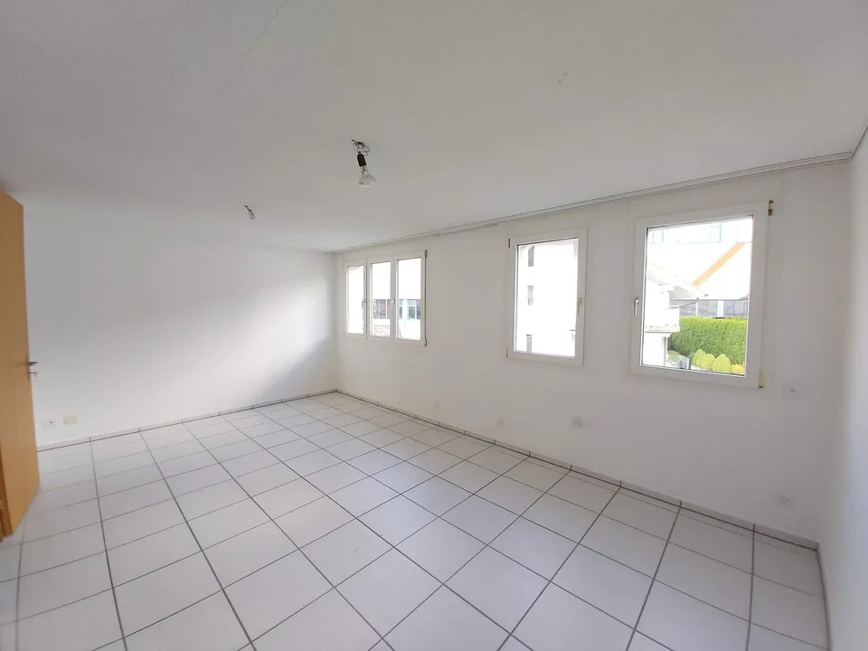 Ruhige 5-Zimmer Wohnung mit 2 Klimaanlagen in Reihen-Mittel-Haus in Goldau zu vermieten ab 1.9.2026.
