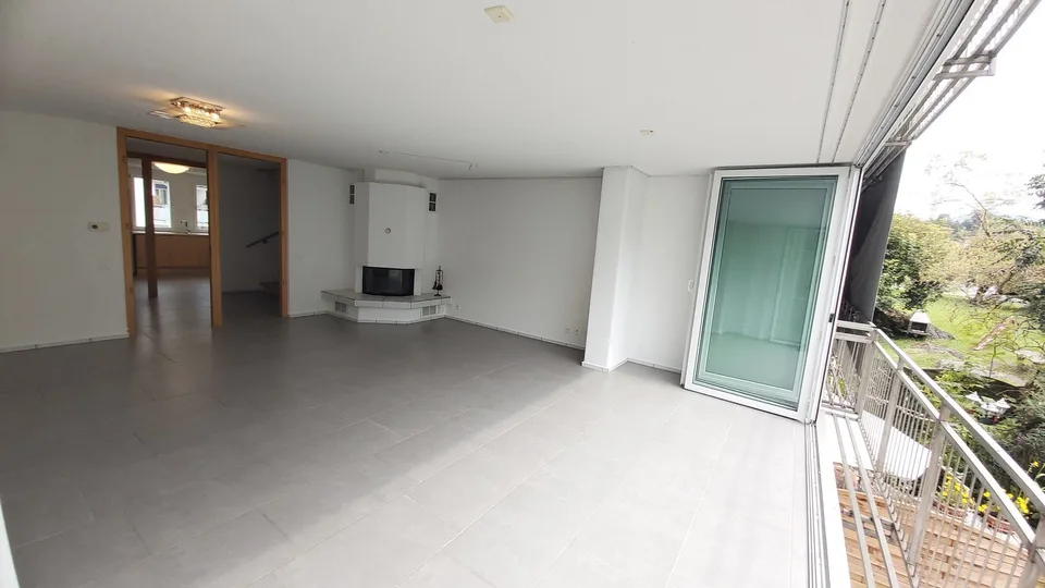 Ruhige 5-Zimmer Wohnung mit 2 Klimaanlagen in Reihen-Mittel-Haus in Goldau zu vermieten ab 1.9.2026.