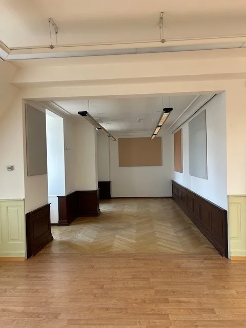 Zentrale Büroräumlichkeiten im historischen Gebäude zu vermieten