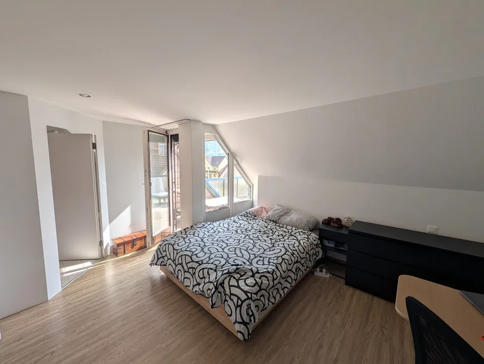 WG Zimmer mit eigenem Bad und Balkon über den Dächern Luzerns