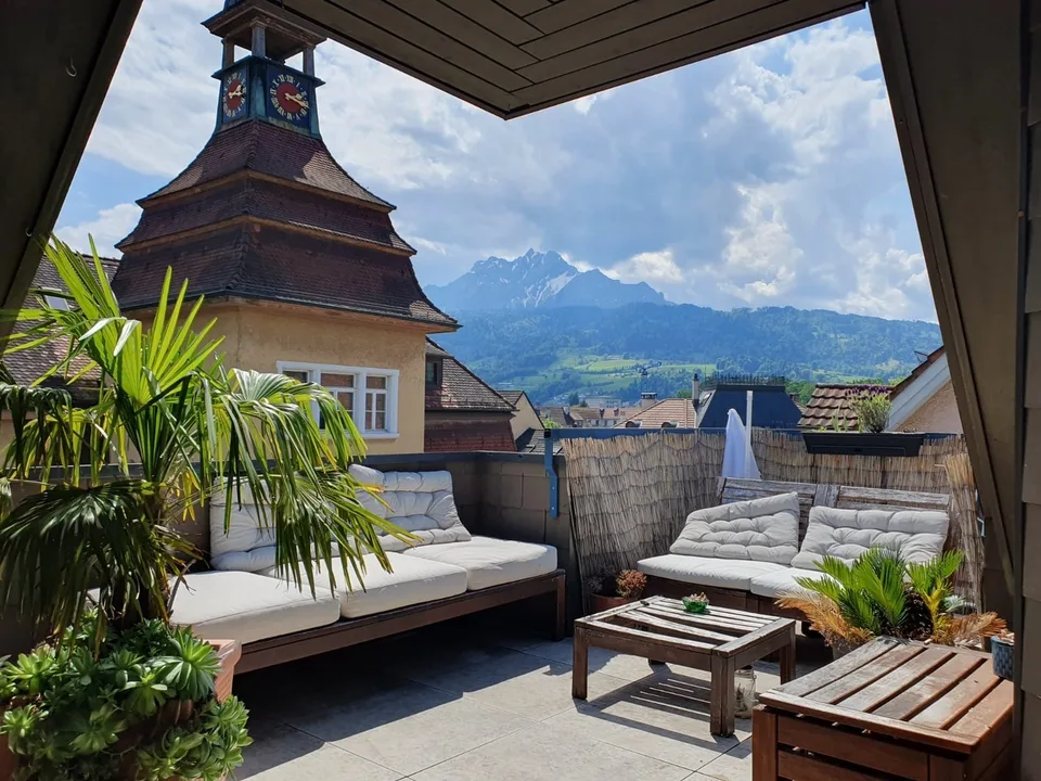 WG Zimmer mit eigenem Bad und Balkon über den Dächern Luzerns