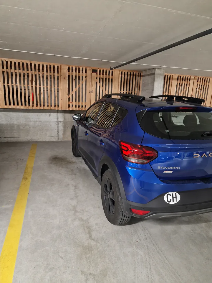 Grosszügiger PP in einer Tiefgarage zu vermieten