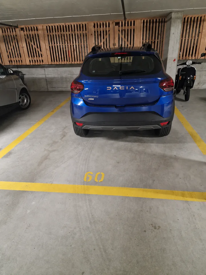 Grosszügiger PP in einer Tiefgarage zu vermieten