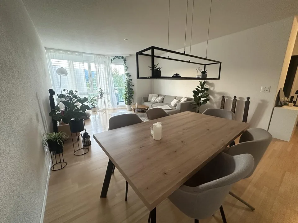 Grosszügige 3.5-Zimmer-Wohnung mit Weitblick ins Grüne