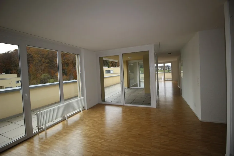 MAGNIFIQUE ATTIQUE de 5,5 pièces avec terrasse / Wunderschöne Attikawohnung – foto 8 di 13