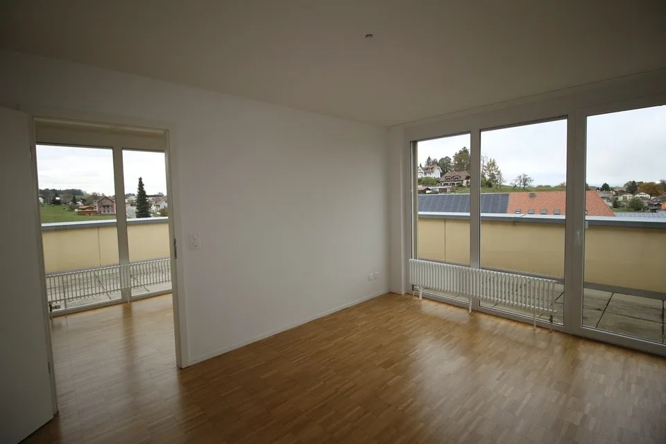 MAGNIFIQUE ATTIQUE de 5,5 pièces avec terrasse / Wunderschöne Attikawohnung