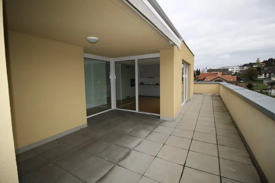 MAGNIFIQUE ATTIQUE de 5,5 pièces avec terrasse / Wunderschöne Attikawohnung