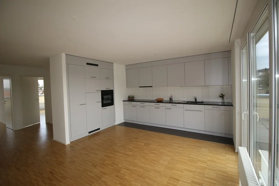MAGNIFIQUE ATTIQUE de 5,5 pièces avec terrasse / Wunderschöne Attikawohnung – foto 6 di 13