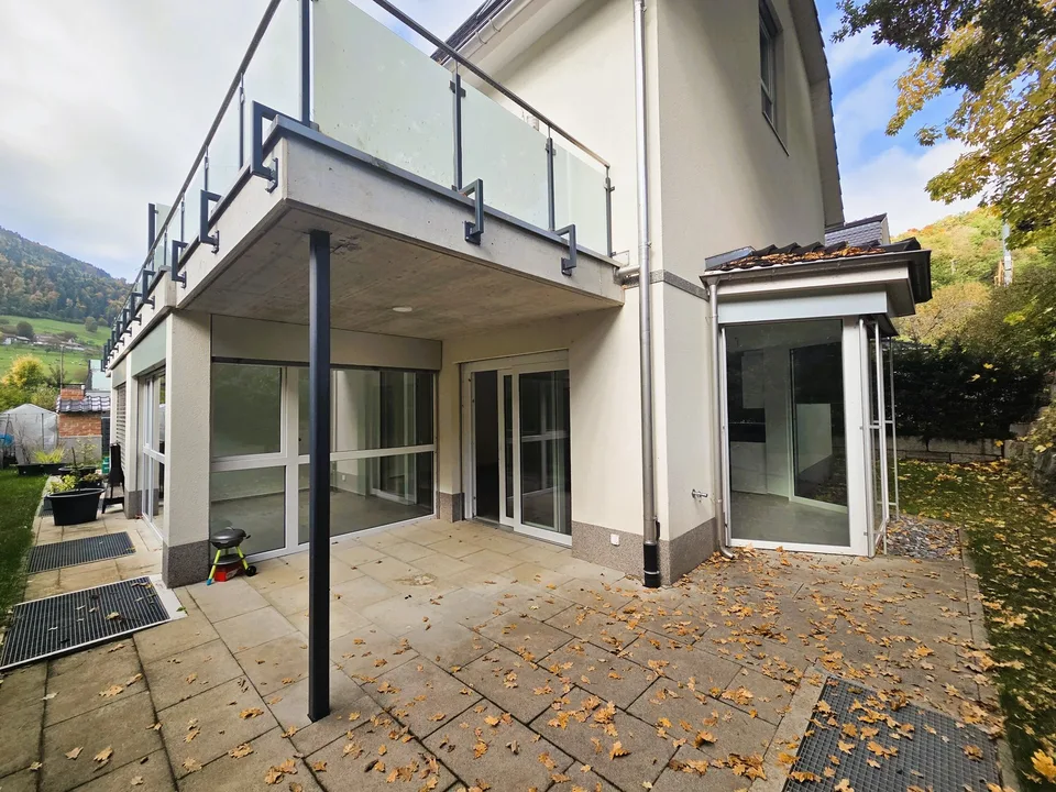 5,5 Zimmer Doppeleinfamilienhaus mit Wintergarten, Balkon und Terrasse