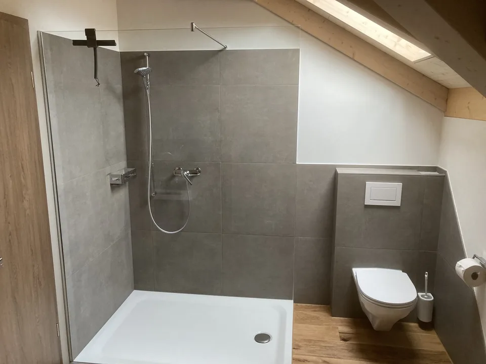 Neuwertige 4.5 Zimmer Dachwohnung in Bennwil