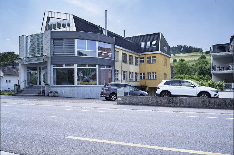 HELLE BÜRORÄUMLICHKEITEN IN KREATIVEM UMFELD