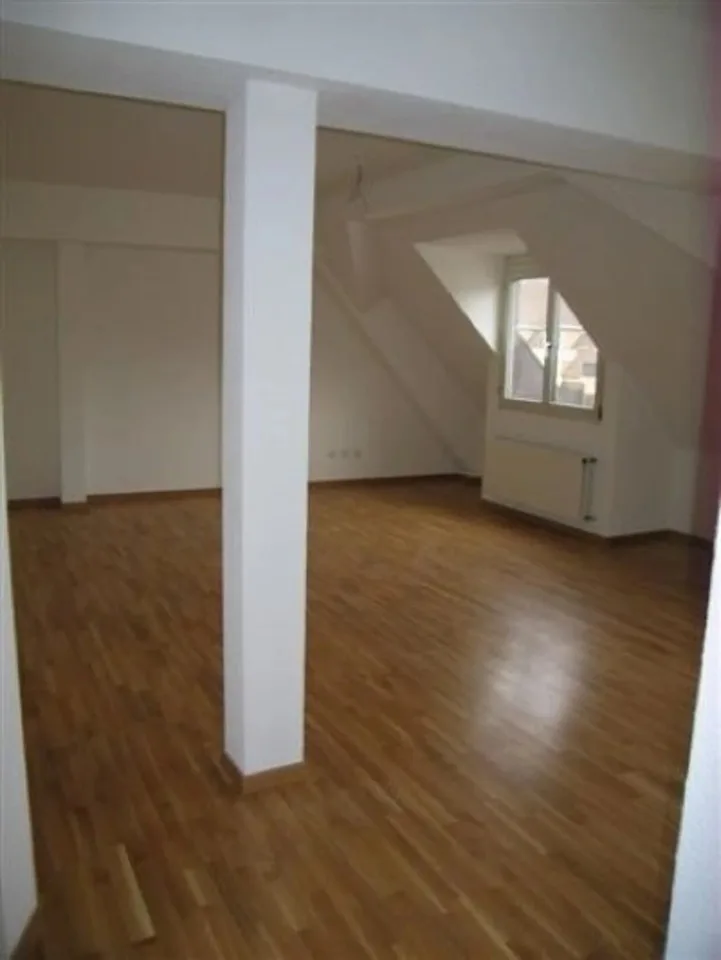 5 Zimmer Dachgeschosswohnung in fußläufiger Nähe zur Messe und zum Bahnhof