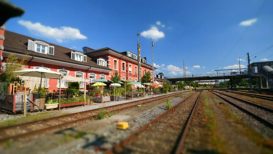 Arbeitsfläche in grosszügigem Gemeinschftsatelier (mit Magnetstreifen)
