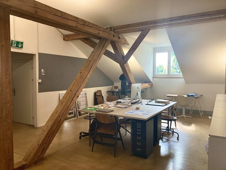 Arbeitsfläche in grosszügigem Gemeinschftsatelier (mit Magnetstreifen)