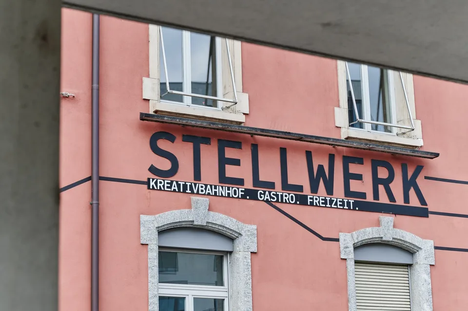 Arbeitsfläche in grosszügigem Gemeinschftsatelier (mit Magnetstreifen)
