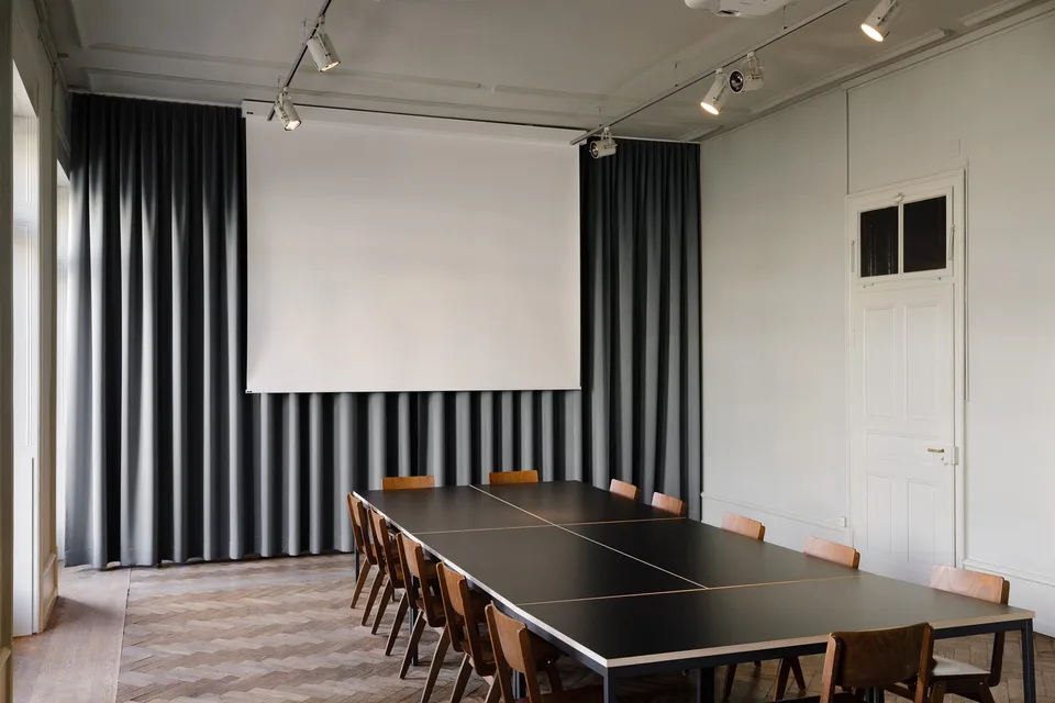 Arbeitsfläche in grosszügigem Gemeinschftsatelier (mit Magnetstreifen)