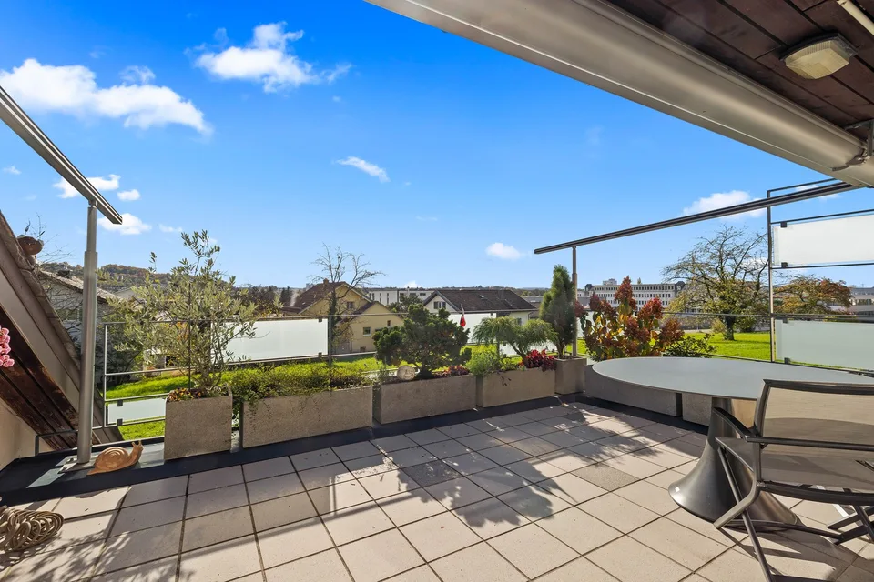 Hochwertig möblierte 4.5-Zimmer-Wohnung | 150 m² | Balkon & Carport