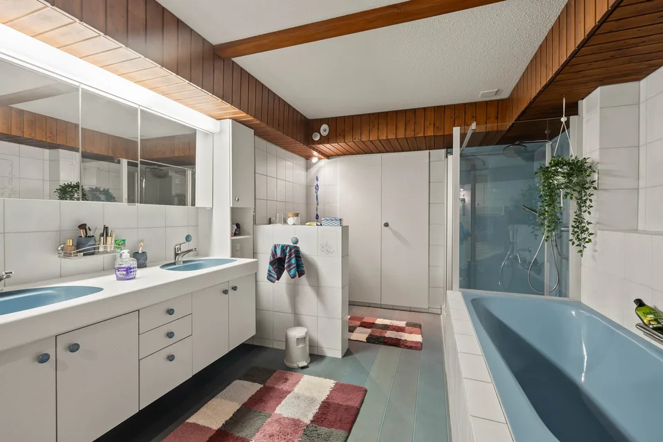 Hochwertig möblierte 4.5-Zimmer-Wohnung | 150 m² | Balkon & Carport