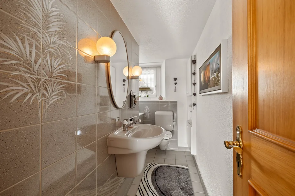 Hochwertig möblierte 4.5-Zimmer-Wohnung | 150 m² | Balkon & Carport