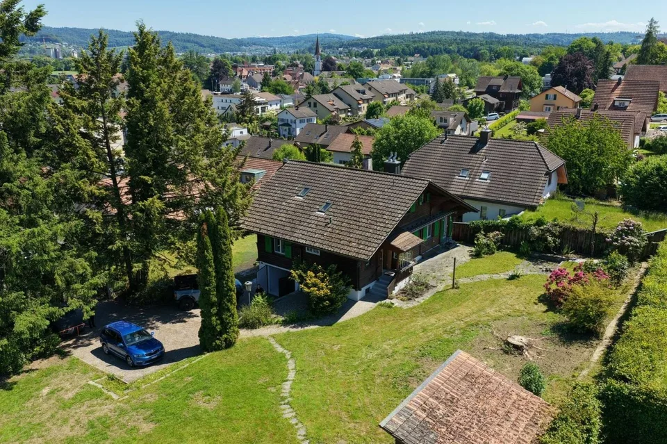 CHALET MIT CHARME, VIEL LAND UND GROSSEM POTENZIAL