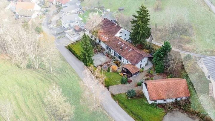 CHARMANT UND VIELFÄLTIG - GENERATIONENHAUS MIT PFERDESTALL