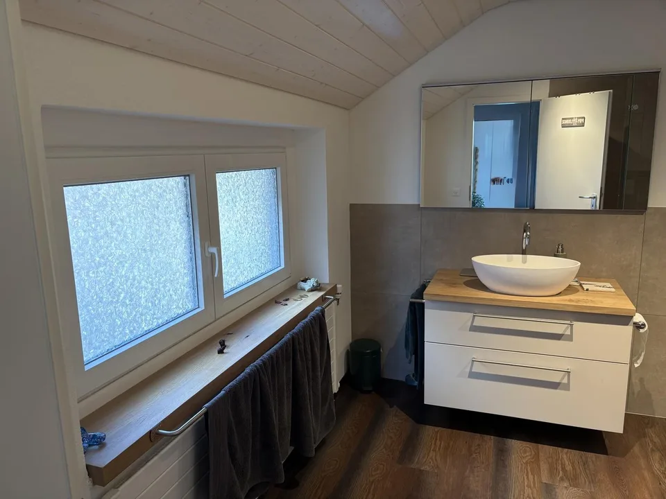 Stilvolle 4-Zimmer-Maisonette mit attraktivem Wohnbereich, charaktervollen Altholzbalken an ruhiger Lage