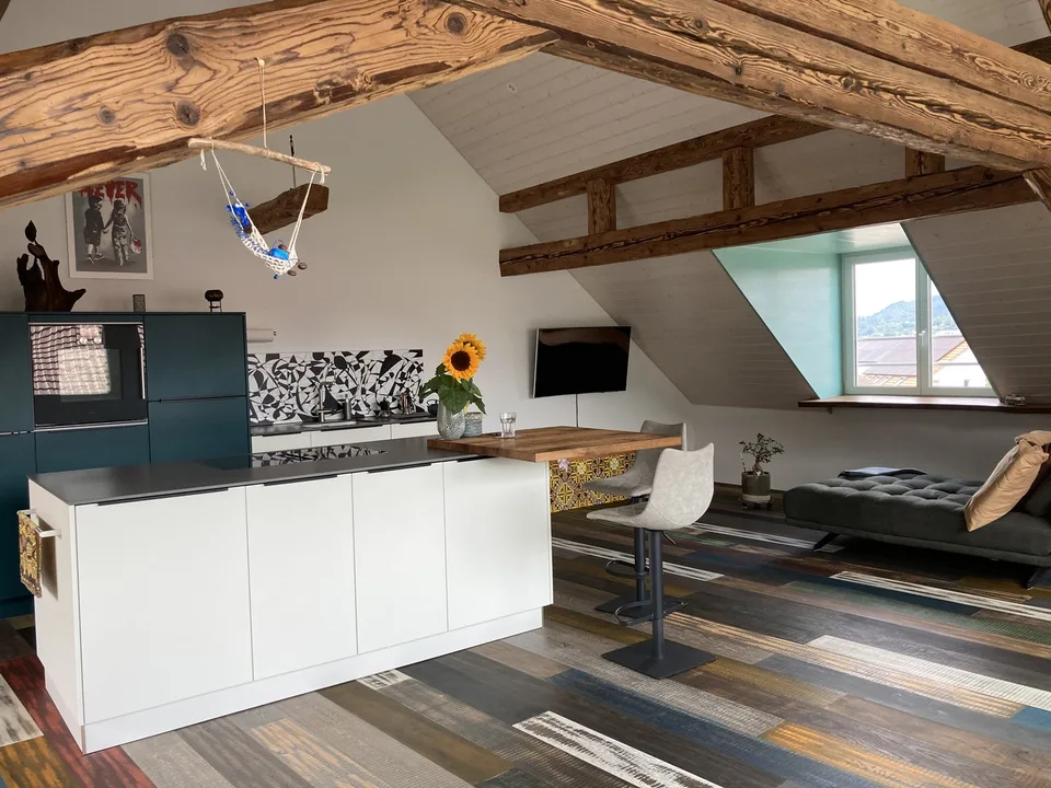 Stilvolle 4-Zimmer-Maisonette mit attraktivem Wohnbereich, charaktervollen Altholzbalken an ruhiger Lage