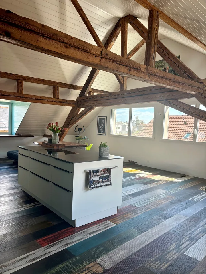 Stilvolle 4-Zimmer-Maisonette mit attraktivem Wohnbereich, charaktervollen Altholzbalken an ruhiger Lage