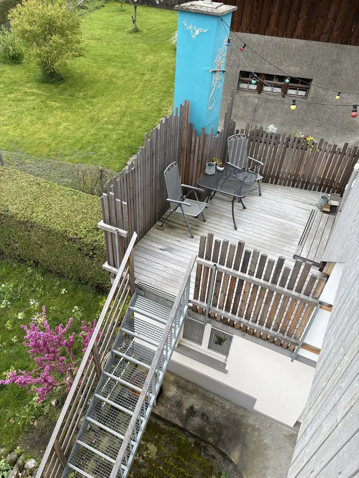 Stilvolle 4-Zimmer-Maisonette mit attraktivem Wohnbereich, charaktervollen Altholzbalken an ruhiger Lage