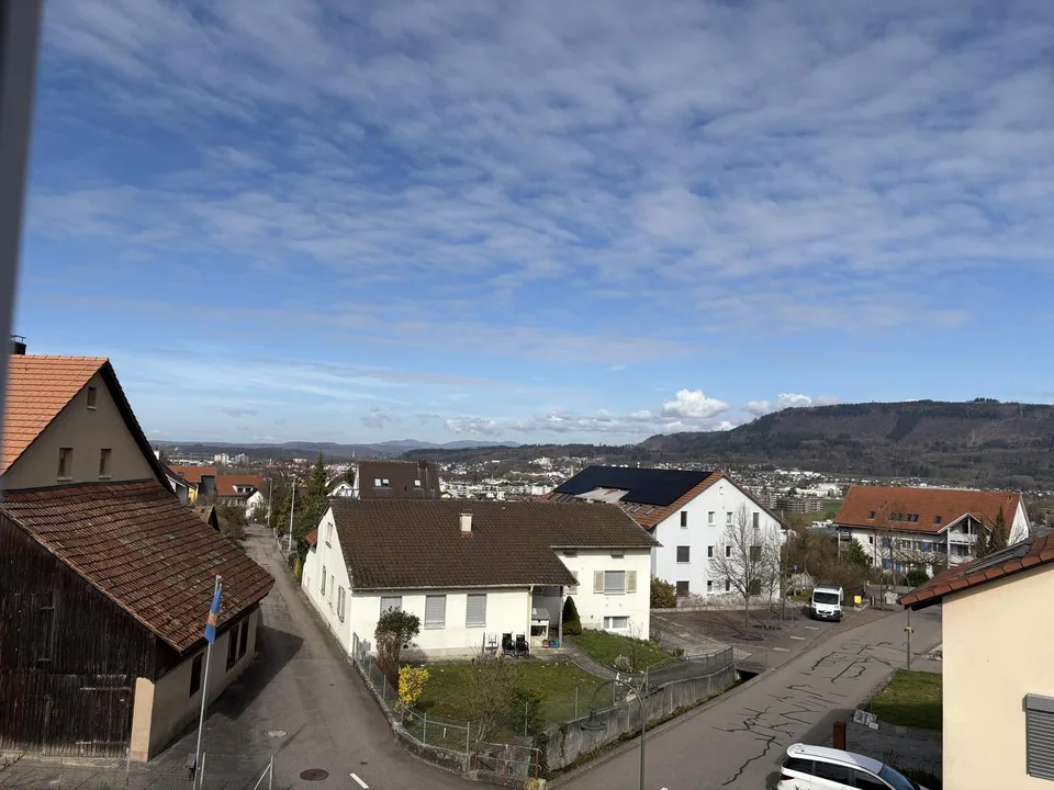 Stilvolle 4-Zimmer-Maisonette mit attraktivem Wohnbereich, charaktervollen Altholzbalken an ruhiger Lage