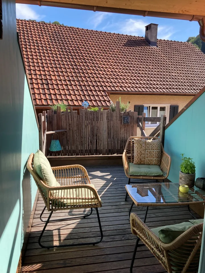 Stilvolle 4-Zimmer-Maisonette mit attraktivem Wohnbereich, charaktervollen Altholzbalken an ruhiger Lage