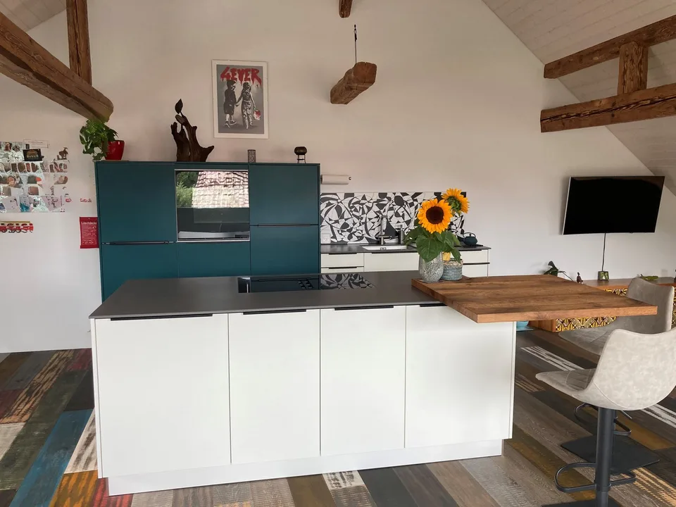 Stilvolle 4-Zimmer-Maisonette mit attraktivem Wohnbereich, charaktervollen Altholzbalken an ruhiger Lage