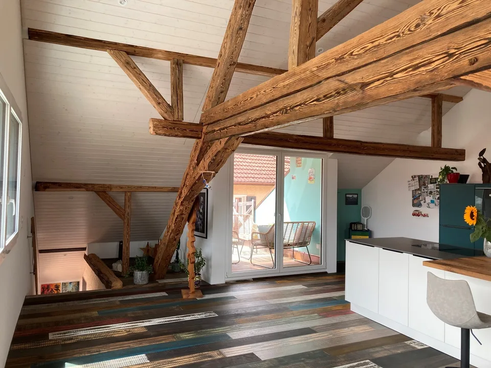 Stilvolle 4-Zimmer-Maisonette mit attraktivem Wohnbereich, charaktervollen Altholzbalken an ruhiger Lage