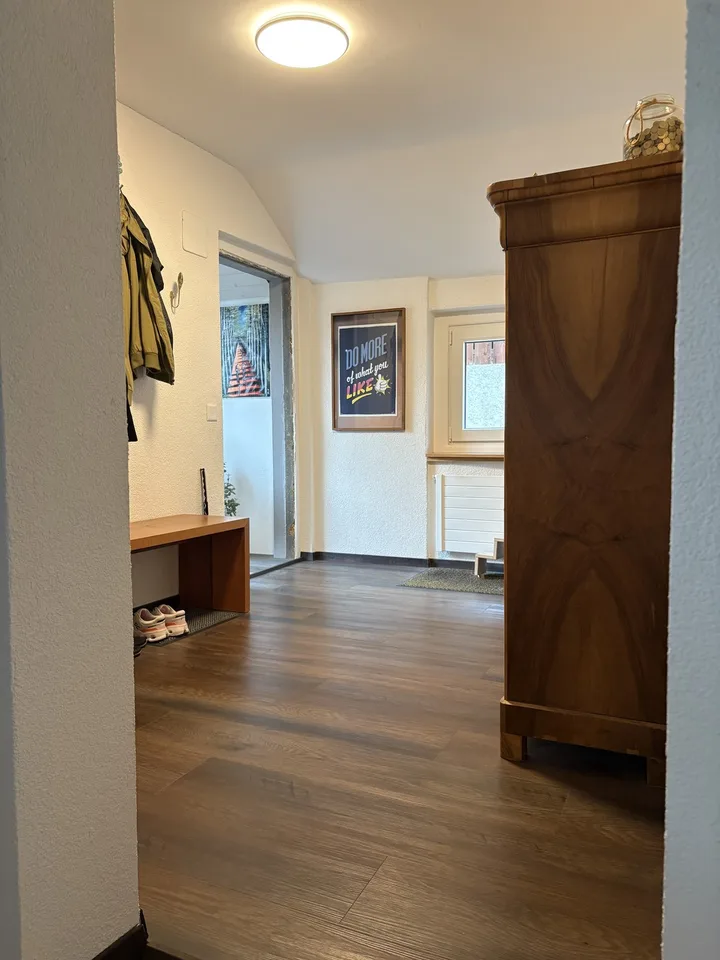 Stilvolle 4-Zimmer-Maisonette mit attraktivem Wohnbereich, charaktervollen Altholzbalken an ruhiger Lage