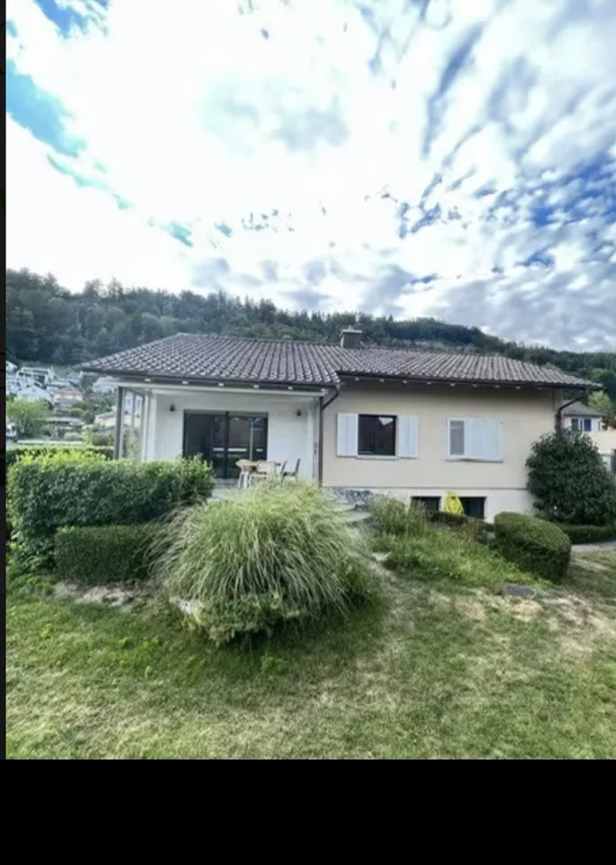 Exklusives, freistehendes Einfamilienhaus im Hochparterre mit grossem Garten in Brugg
