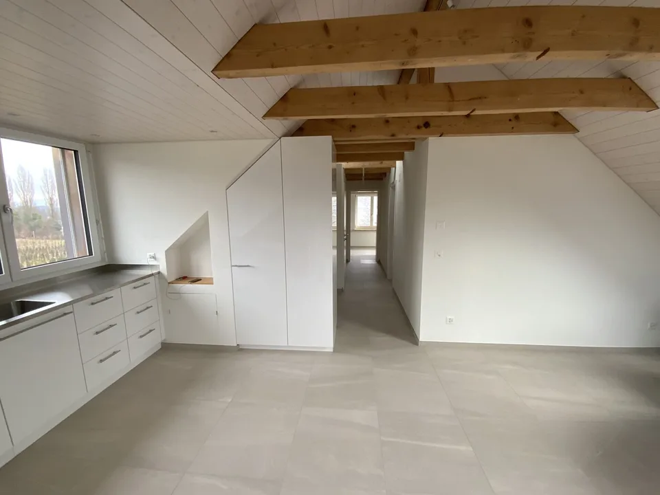 Erstvermietung einer attraktiven 3-Zimmer-Dachwohnung eines freistehenden Einfamilienhauses