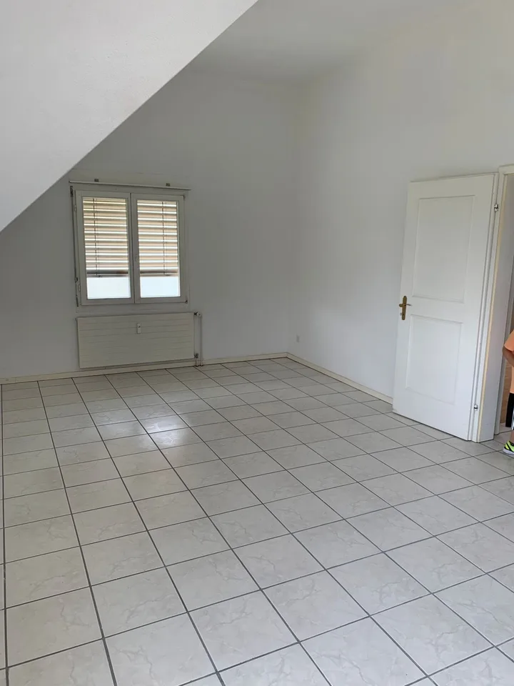 1 WG Zimmer in 3-Zimmer-Dachwohnung
