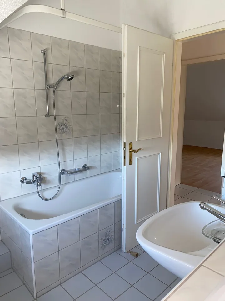 1 WG Zimmer in 3-Zimmer-Dachwohnung