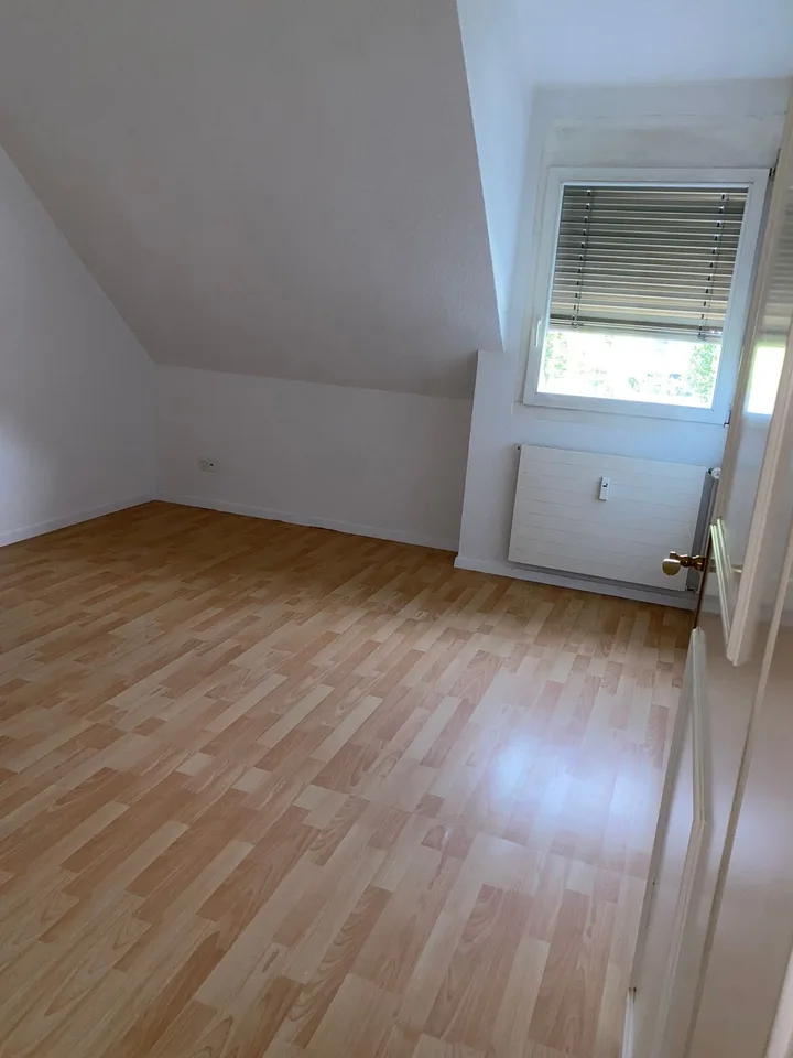 1 WG Zimmer in 3-Zimmer-Dachwohnung