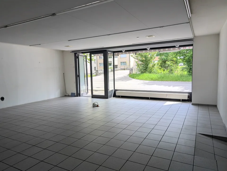 Ladenlokal / Showroom / Büro mit Schaufenster an der Hauptstrasse Zunzgen – flexibel nutzbar