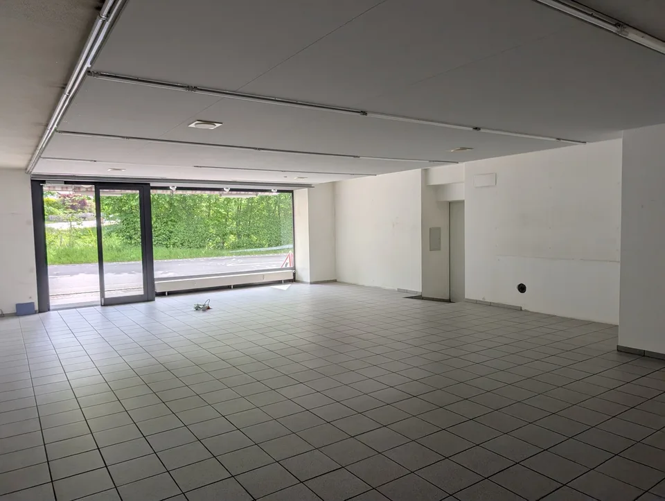 Ladenlokal / Showroom / Büro mit Schaufenster an der Hauptstrasse Zunzgen – flexibel nutzbar