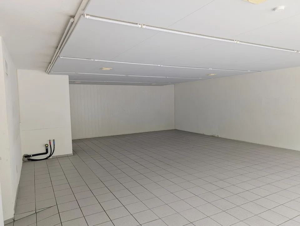 Ladenlokal / Showroom / Büro mit Schaufenster an der Hauptstrasse Zunzgen – flexibel nutzbar