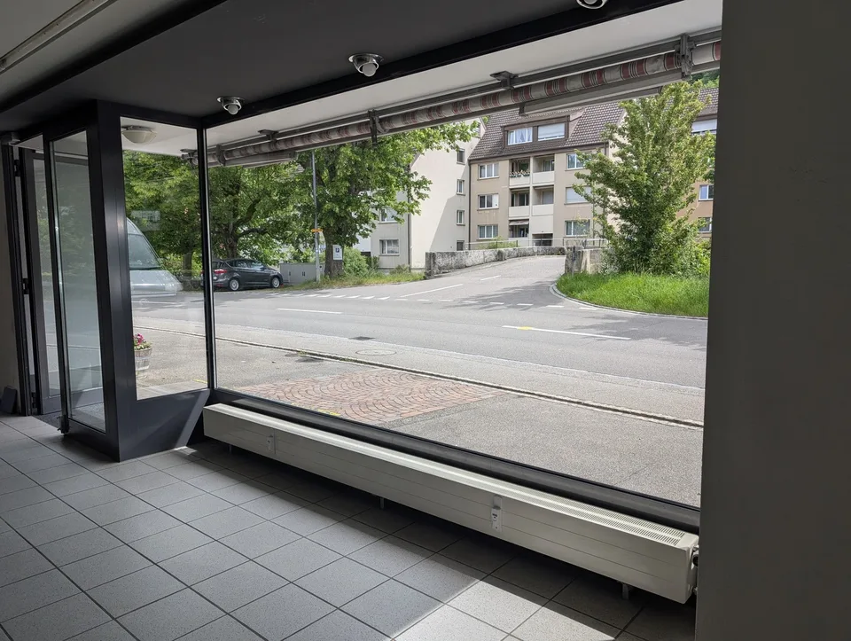 Ladenlokal / Showroom / Büro mit Schaufenster an der Hauptstrasse Zunzgen – flexibel nutzbar