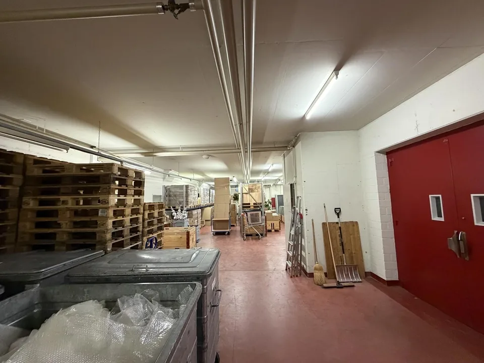Repräsentatives Gewerbeobjekt mit Büro- und Lagerflächen an strategischer Lage
