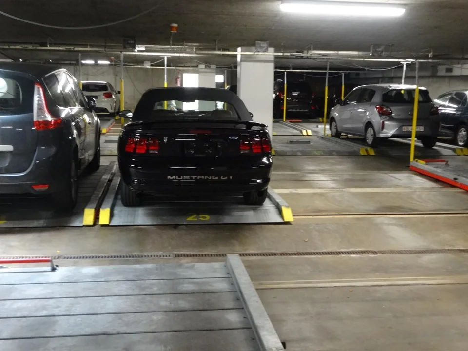 Parkplatz in Autoeinstellhalle