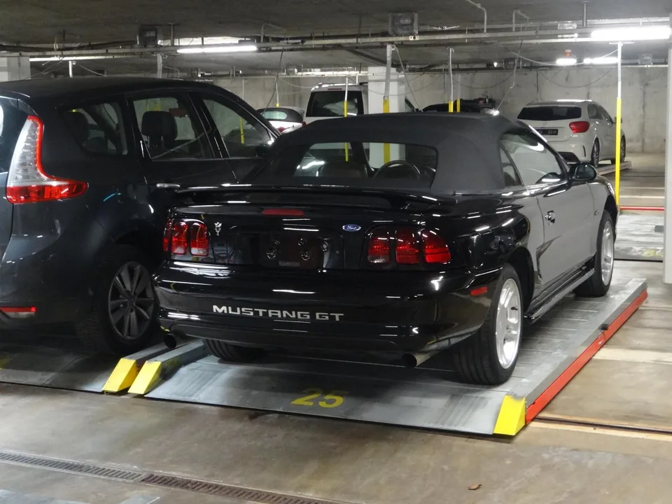Parkplatz in Autoeinstellhalle