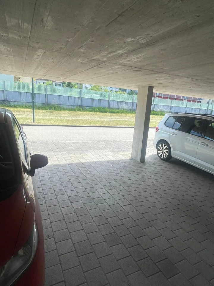 Gedeckter Autounterstand Nr 28 bei Bahnhof Itingen (BL)